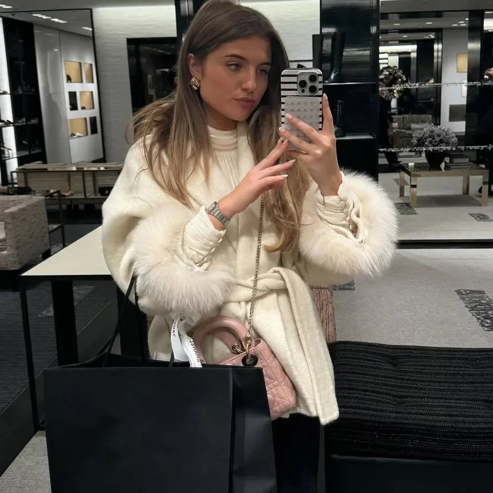 Lamoury Fashion | Élégant manteau en laine avec col en fourrure